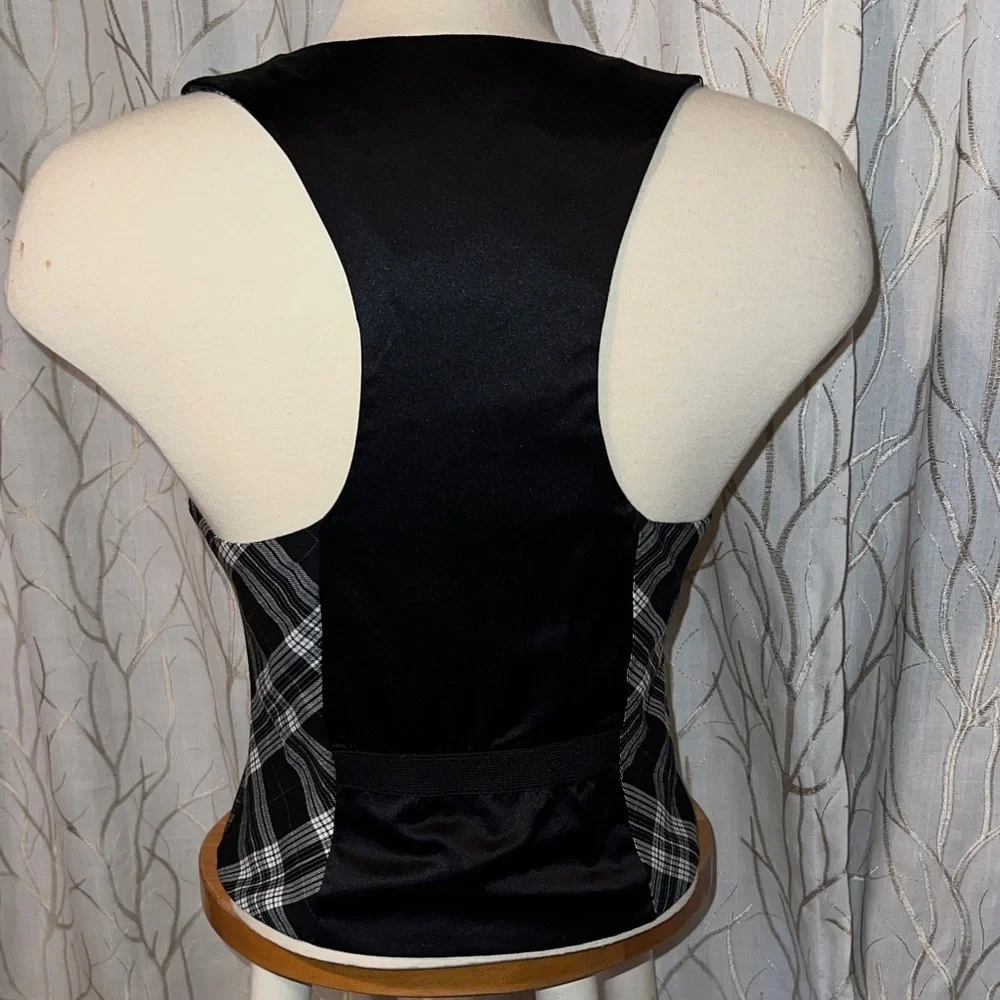 Charlotte Russe Black and White Plaid Vest - Picture 2 of 8